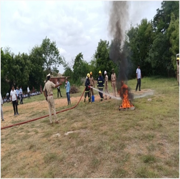 ರಾಯಚೂರು : ಅಗ್ನಿಶಾಮಕ ಅಣುಕು ಪ್ರದರ್ಶನ ರಾಯಚೂರು : ಅಗ್ನಿಶಾಮಕ ಅಣುಕು ಪ್ರದರ್ಶನ