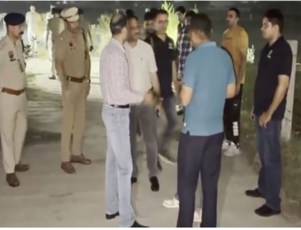 ಘಟನಾ ಸ್ಥಳಕ್ಕೆ ಭೇಟಿ ನೀಡಿದ ಪೋಲಿಸ್ ಅಧಿಕಾರಿಗಳು ಘಟನಾ ಸ್ಥಳಕ್ಕೆ ಭೇಟಿ ನೀಡಿದ ಪೋಲಿಸ್ ಅಧಿಕಾರಿಗಳು