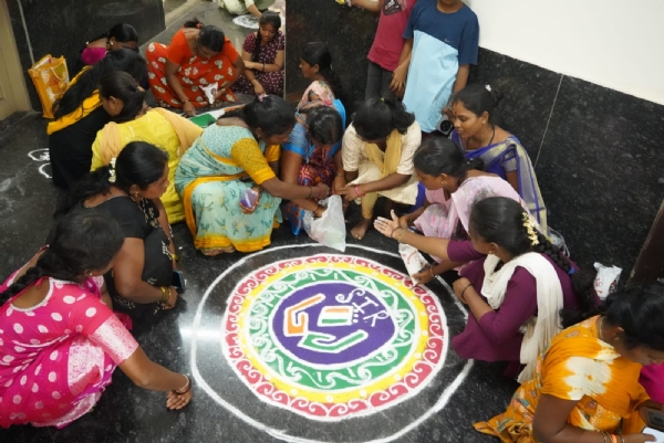 ಎಸ್ಐಆರ್ ಜಾಗೃತಿ: ಆಕರ್ಷಕ ರಂಗೋಲಿ ಸ್ಪರ್ಧೆ ಎಸ್ಐಆರ್ ಜಾಗೃತಿ: ಆಕರ್ಷಕ ರಂಗೋಲಿ ಸ್ಪರ್ಧೆ