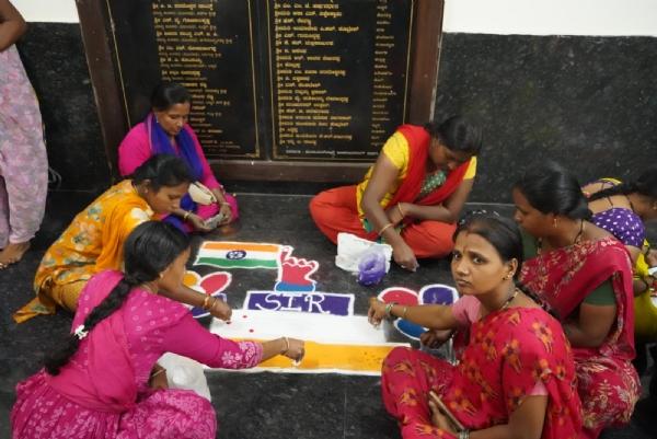 ಎಸ್ಐಆರ್ ಜಾಗೃತಿ: ಆಕರ್ಷಕ ರಂಗೋಲಿ ಸ್ಪರ್ಧೆ ಎಸ್ಐಆರ್ ಜಾಗೃತಿ: ಆಕರ್ಷಕ ರಂಗೋಲಿ ಸ್ಪರ್ಧೆ