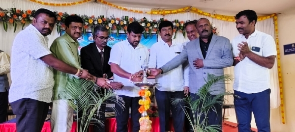 ಕೋಲಾರ ನಗರದ ಹೊರವಲಯದ ಸರ್ಕಾರಿ ಕಾನೂನು ಕಾಲೇಜಿನ ಅಂತಿಮ ವರ್ಷದ ವಿದ್ಯಾರ್ಥಿಗಳ ಬೀಳ್ಕೊಡುಗೆ ಕಾರ್ಯಕ್ರಮವನ್ನು ಶಾಸಕ ಕೊತ್ತೂರು ಮಂಜುನಾಥ್ ಉದ್ಘಾಟಿಸಿದರು. ಕೋಲಾರ ನಗರದ ಹೊರವಲಯದ ಸರ್ಕಾರಿ ಕಾನೂನು ಕಾಲೇಜಿನ ಅಂತಿಮ ವರ್ಷದ ವಿದ್ಯಾರ್ಥಿಗಳ ಬೀಳ್ಕೊಡುಗೆ ಕಾರ್ಯಕ್ರಮವನ್ನು ಶಾಸಕ ಕೊತ್ತೂರು ಮಂಜುನಾಥ್ ಉದ್ಘಾಟಿಸಿದರು.