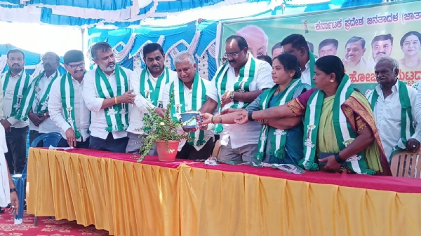 ಕೋಲಾರ ತಾಲ್ಲೂಕಿನ ವಕ್ಕಲೇರಿಯಲ್ಲಿ ಭಾನುವಾರ ನಡೆದ ಜೆಡಿಎಸ್ ಪಕ್ಷದ ಕಾರ್ಯಕರ್ತರ ಸಭೆಯಲ್ಲಿ ಕೋಮುಲ್ ನಿರ್ದೇಶಕ ಚುಲವನಹಳ್ಳಿ ನಾಗರಾಜ್ ಮಾತನಾಡಿದರು. ಕೋಲಾರ ತಾಲ್ಲೂಕಿನ ವಕ್ಕಲೇರಿಯಲ್ಲಿ ಭಾನುವಾರ ನಡೆದ ಜೆಡಿಎಸ್ ಪಕ್ಷದ ಕಾರ್ಯಕರ್ತರ ಸಭೆಯಲ್ಲಿ ಕೋಮುಲ್ ನಿರ್ದೇಶಕ ಚುಲವನಹಳ್ಳಿ ನಾಗರಾಜ್ ಮಾತನಾಡಿದರು.