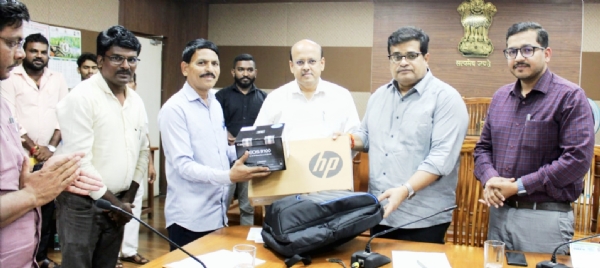 Media kits distributed to journalists from backward classes Media kits distributed to journalists from backward classes