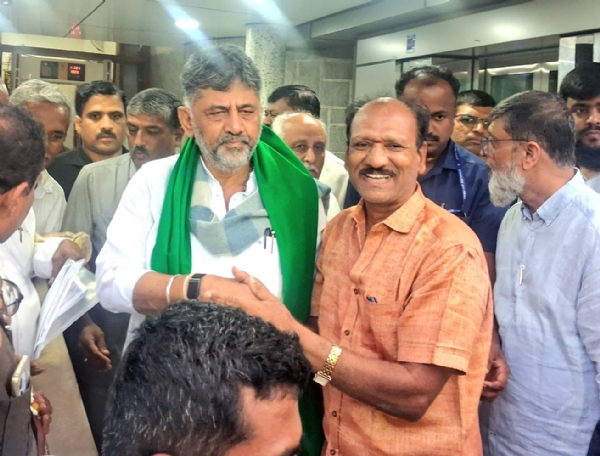 ವಿದ್ಯುತ್ ಸರಬರಾಜು ಖಾಸಗೀಕರಣ ರದ್ದು : ಸಿಎಂ ಡಿಕೆಗೆ ಅಭಿನಂದನೆ ವಿದ್ಯುತ್ ಸರಬರಾಜು ಖಾಸಗೀಕರಣ ರದ್ದು : ಸಿಎಂ ಡಿಕೆಗೆ ಅಭಿನಂದನೆ