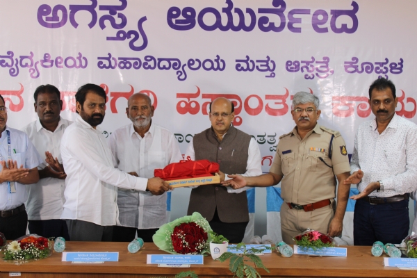 ಪೂರ್ವಜರ ಜ್ಞಾನದ ಭಂಡಾರ ಮುಂದಿನ ಪೀಳಿಗೆಗೆ - ತಾಳೆಗರಿಗಳ ಪಾತ್ರ ಅನನ್ಯ: ಡಾ. ಸುರೇಶ ಬಿ.ಇಟ್ನಾಳ ಪೂರ್ವಜರ ಜ್ಞಾನದ ಭಂಡಾರ ಮುಂದಿನ ಪೀಳಿಗೆಗೆ - ತಾಳೆಗರಿಗಳ ಪಾತ್ರ ಅನನ್ಯ: ಡಾ. ಸುರೇಶ ಬಿ.ಇಟ್ನಾಳ