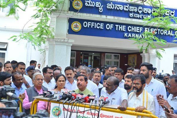 ಮಾಧ್ಯಮಗಳಿಗೆ ಮಾತನಾಡಿದ ಜೋಶಿ