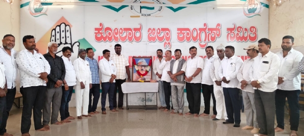 ನಗರದ ಜಿಲ್ಲಾ ಕಾಂಗ್ರೆಸ್ ಕಚೇರಿಯಲ್ಲಿ ಸೋಮವಾರ ಹಸಿರು ಕ್ರಾಂತಿಯ ಹರಿಕಾರ,ಭಾರತದ ಮಾಜಿ ಉಪಪ್ರಧಾನ ಮಂತ್ರಿ ಡಾ.ಬಾಬು ಜಗಜೀವನರಾಂ ಅವರ 40 ನೇ ವರ್ಷದ ಪುಣ್ಯಸ್ಮರಣೆ ಆಚರಿಸಲಾಯಿತು. ನಗರದ ಜಿಲ್ಲಾ ಕಾಂಗ್ರೆಸ್ ಕಚೇರಿಯಲ್ಲಿ ಸೋಮವಾರ ಹಸಿರು ಕ್ರಾಂತಿಯ ಹರಿಕಾರ,ಭಾರತದ ಮಾಜಿ ಉಪಪ್ರಧಾನ ಮಂತ್ರಿ ಡಾ.ಬಾಬು ಜಗಜೀವನರಾಂ ಅವರ 40 ನೇ ವರ್ಷದ ಪುಣ್ಯಸ್ಮರಣೆ ಆಚರಿಸಲಾಯಿತು.