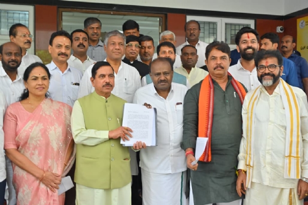 ಮುಖ್ಯ ಚುನಾವಣಾ ಅಧಿಕಾರಿಗೆ ದೂರು ಸಲ್ಲಿಸಿದ ಎನ್ ಡಿ ಎ ನಿಯೋಗ ಮುಖ್ಯ ಚುನಾವಣಾ ಅಧಿಕಾರಿಗೆ ದೂರು ಸಲ್ಲಿಸಿದ ಎನ್ ಡಿ ಎ ನಿಯೋಗ