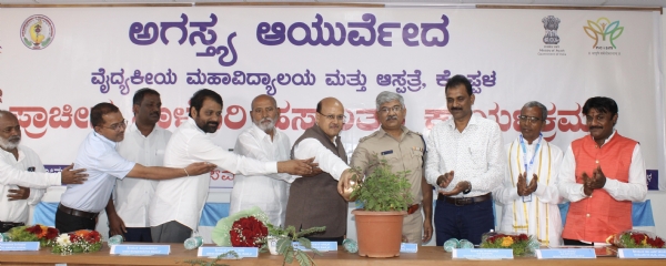 ಪೂರ್ವಜರ ಜ್ಞಾನದ ಭಂಡಾರ ಮುಂದಿನ ಪೀಳಿಗೆಗೆ - ತಾಳೆಗರಿಗಳ ಪಾತ್ರ ಅನನ್ಯ: ಡಾ. ಸುರೇಶ ಬಿ.ಇಟ್ನಾಳ ಪೂರ್ವಜರ ಜ್ಞಾನದ ಭಂಡಾರ ಮುಂದಿನ ಪೀಳಿಗೆಗೆ - ತಾಳೆಗರಿಗಳ ಪಾತ್ರ ಅನನ್ಯ: ಡಾ. ಸುರೇಶ ಬಿ.ಇಟ್ನಾಳ
