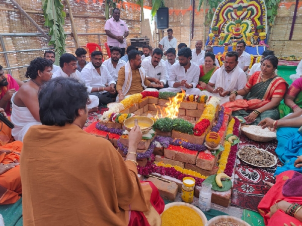 ಬಳ್ಳಾರಿಯಲ್ಲಿ ಮಹಾ ವರುಣ ಯಾಗ: ಉತ್ತಮ ಮಳೆ, ಸಂವೃದ್ಧಿಗಾಗಿ ಪೂಜೆ ಬಳ್ಳಾರಿಯಲ್ಲಿ ಮಹಾ ವರುಣ ಯಾಗ: ಉತ್ತಮ ಮಳೆ, ಸಂವೃದ್ಧಿಗಾಗಿ ಪೂಜೆ