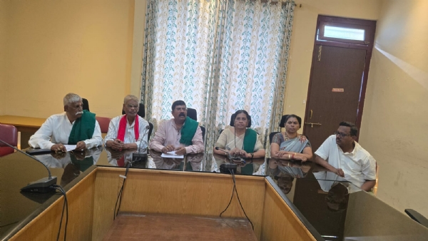 ಪತ್ರಿಕಾಗೋಷ್ಠಿಯಲ್ಲಿ ಮಾತನಾಡಿದ ಸಿದ್ದು ತೇಜಿ ಪತ್ರಿಕಾಗೋಷ್ಠಿಯಲ್ಲಿ ಮಾತನಾಡಿದ ಸಿದ್ದು ತೇಜಿ