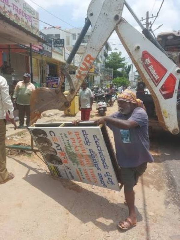 ಹೆಚ್ಎಎಲ್, ವೈಟ್ಫೀಲ್ಡ್ ಹಾಗೂ ಕೆ.ಆರ್. ಪುರದಲ್ಲಿ ಪಾದಚಾರಿ ಮಾರ್ಗಗಳ ಒತ್ತುವರಿ ತೆರವು ಕಾರ್ಯಾಚರಣೆ ಮುಂದುವರಿಕೆ. ಸಾರ್ವಜನಿಕರ ಸುರಕ್ಷಿತ ಸಂಚಾರಕ್ಕೆ ಪಾಲಿಕೆಯ ಕ್ರಮ. ಹೆಚ್ಎಎಲ್, ವೈಟ್ಫೀಲ್ಡ್ ಹಾಗೂ ಕೆ.ಆರ್. ಪುರದಲ್ಲಿ ಪಾದಚಾರಿ ಮಾರ್ಗಗಳ ಒತ್ತುವರಿ ತೆರವು ಕಾರ್ಯಾಚರಣೆ ಮುಂದುವರಿಕೆ. ಸಾರ್ವಜನಿಕರ ಸುರಕ್ಷಿತ ಸಂಚಾರಕ್ಕೆ ಪಾಲಿಕೆಯ ಕ್ರಮ.