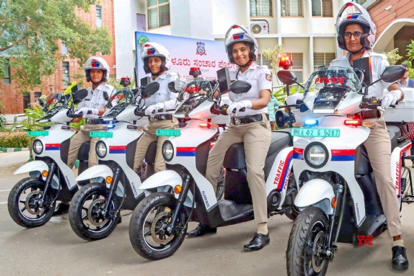 ಬೆಂಗಳೂರು ಸಂಚಾರ ಪೊಲೀಸ್ ಪಡೆಗೆ ಹಸ್ತಾಂತರಿಸಲಾದ ಐದು ವಿದ್ಯುತ್ ಚಾಲಿತ ಪೆಟ್ರೋಲಿಂಗ್ ವಾಹನಗಳು. ಬೆಂಗಳೂರು ಸಂಚಾರ ಪೊಲೀಸ್ ಪಡೆಗೆ ಹಸ್ತಾಂತರಿಸಲಾದ ಐದು ವಿದ್ಯುತ್ ಚಾಲಿತ ಪೆಟ್ರೋಲಿಂಗ್ ವಾಹನಗಳು.