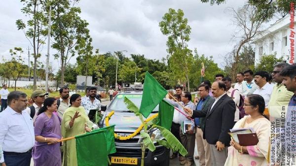 ಬೆಳೆ ವಿಮೆಯ ಬಗ್ಗೆ ಪ್ರಚಾರ ಆಂದೋಲನಕ್ಕೆ ಕೋಲಾರದಲ್ಲಿ ಜಿಲ್ಲಾಧಿಕಾರಿ ಡಾ.ಎಂ.ಆರ್. ರವಿ ಚಾಲನೆ ನೀಡಿದರು.