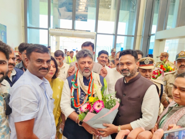 ಬೆಳಗಾವಿ ವಿಮಾನ ನಿಲ್ದಾಣದಲ್ಲಿ ಮುಖ್ಯಮಂತ್ರಿ ಬೆಳಗಾವಿ ವಿಮಾನ ನಿಲ್ದಾಣದಲ್ಲಿ ಮುಖ್ಯಮಂತ್ರಿ