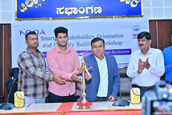 ಸರ್ಕಾರಿ ಯೋಜನೆಗಳ ಬಗ್ಗೆ ಸ್ವಯಂ ಸೇವಾ ಸಂಸ್ಥೆಗಳ ಮೂಲಕ ಅರಿವು ಮೂಡಿಸುವ ಕಾರ್ಯಕ್ರಮವನ್ನು ಕೋಲಾರ ಜಿಲ್ಲಾ ಪಂಚಾಯಿತಿ ಮುಖ್ಯ ಕಾರ್ಯನಿರ್ವಹಣಾಧಿಕಾರಿ ಡಾ. ಪ್ರವೀಣ್ ಬಾಗೇವಾಡಿ ಉದ್ಘಾಟಿಸಿದರು.