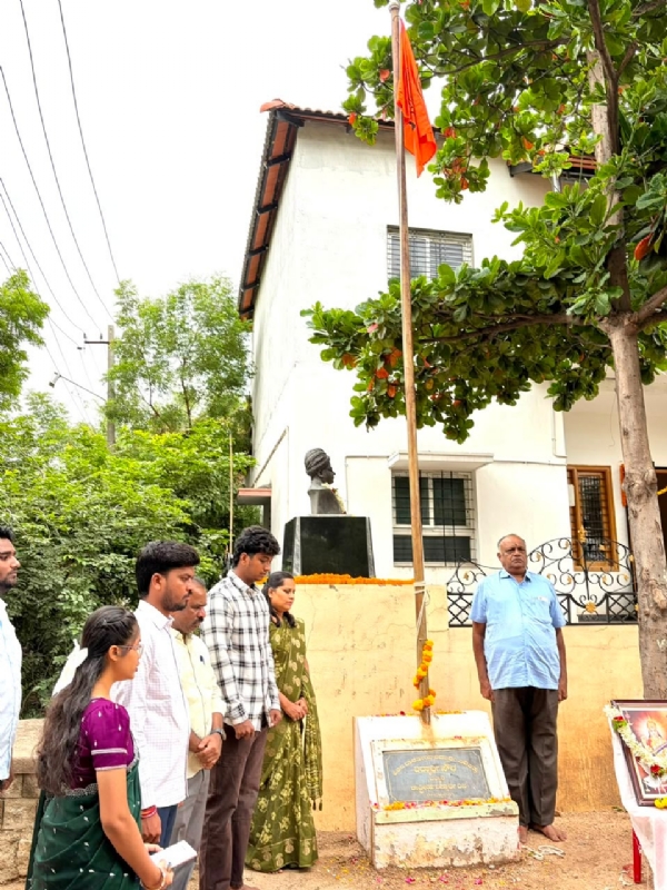 ಬಳ್ಳಾರಿ : ಎಬಿವಿಪಿ ಧ್ವಜಾರೋಹಣ ಬಳ್ಳಾರಿ : ಎಬಿವಿಪಿ ಧ್ವಜಾರೋಹಣ