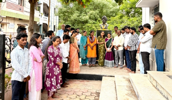 ಬಳ್ಳಾರಿ : ಎಬಿವಿಪಿ ಧ್ವಜಾರೋಹಣ ಬಳ್ಳಾರಿ : ಎಬಿವಿಪಿ ಧ್ವಜಾರೋಹಣ