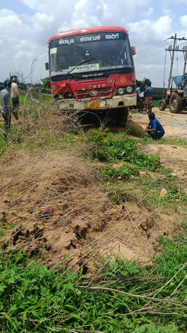 ಕರ್ಕಿಹಳ್ಳಿ : ನಿಯಂತ್ರಣ ತಪ್ಪಿ ಹೊಲಕ್ಕೆ ನುಗ್ಗಿದ ಬಸ್