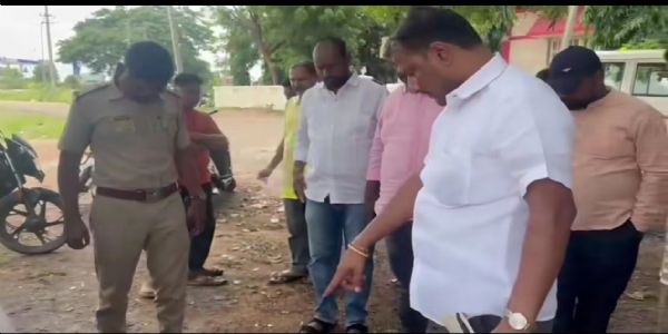 ಇನ್ನೋವಾ ಕಾರಿನ ಗ್ಲಾಸ್ ಒಡೆದು ಕಳವು: ಕಳ್ಳರಿಗಾಗಿ ಪೊಲೀಸರ ಶೋಧ