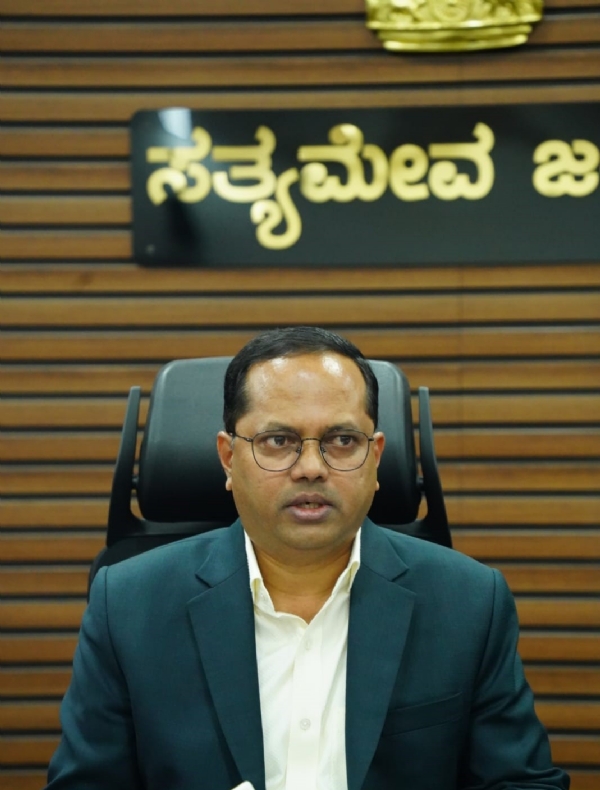 ಬಳ್ಳಾರಿ: ಮತದಾರರ ಪಟ್ಟಿ ಪರಿಷ್ಕರಣೆ : ಆಗಸ್ಟ್ 24ರಂದು ಕರಡು ಪ್ರಕಟ; ಸೆ.23ರವರೆಗೆ ಆಕ್ಷೇಪಣೆಗೆ ಅವಕಾಶ ಬಳ್ಳಾರಿ: ಮತದಾರರ ಪಟ್ಟಿ ಪರಿಷ್ಕರಣೆ : ಆಗಸ್ಟ್ 24ರಂದು ಕರಡು ಪ್ರಕಟ; ಸೆ.23ರವರೆಗೆ ಆಕ್ಷೇಪಣೆಗೆ ಅವಕಾಶ