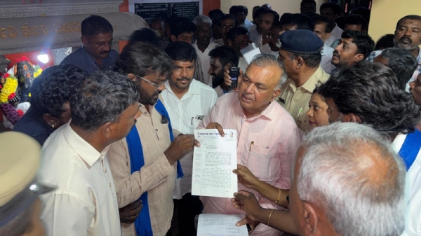 ಕೋಲಾರ ತಾಲ್ಲೂಕಿನ ಕಾಳಹಸ್ತಿಪುರ ಕೆರೆಯಲ್ಲಿ ಅಕ್ರಮವಾಗಿ ಮಣ್ಣು ಸಾಗಾಣಿಕೆ ಮಾಡಲಾಗುತ್ತಿದೆ ಎಂದು ಆರೋಪಿಸಿ ಕರ್ನಾಟಕ ದಲಿತ ರಕ್ಷಣಾ ಸಮಿತಿಯಿಂದ ಕೋಲಾರ ಜಿಲ್ಲಾ ಉಸ್ತುವಾರಿ ಸಚಿವರಿಗೆ ಮನವಿ ಸಲ್ಲಿಸಲಾಯಿತು.