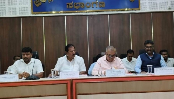 ಕೋಲಾರದಲ್ಲಿ ಜಲಸಂಪನ್ಮೂಲ ಹಾಗೂ ಜಿಲ್ಲಾ ಉಸ್ತುವಾರಿ ಸಚಿವ ರಾಮಲಿಂಗಾರೆಡ್ಡಿ ವಿವಿಧ ಅಭಿವೃದ್ದಿ ಕಾರ್ಯಕ್ರಮಗಳು ಹಾಗೂ ಬರ ಪರಿಸ್ಥಿತಿಯ ಬಗ್ಗೆ ಸಭೆ ನಡೆಸಿದರು.