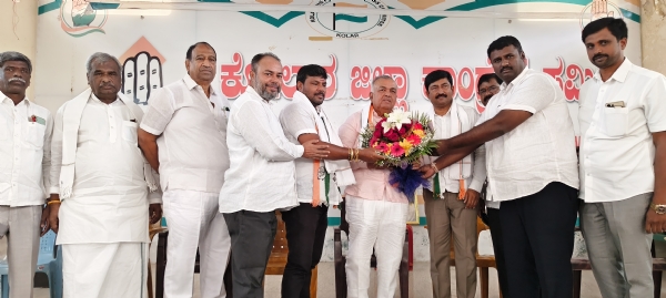 ಕೋಲಾರಕ್ಕೆ ಆಗಮಿಸಿದ್ದ ಜಲ ಸಂಪನ್ಮೂಲ ಸಚಿವರ ರಾಮಲಿಂಗಾರೆಡ್ಡಿಯವರನ್ನು ಕೋಲಾರ ಕಾಂಗ್ರೆಸ್ ಕಛೇರಿಯಲ್ಲಿ ಹಾರ್ಧಿಕವಾಗಿ ಪಕ್ಷದ ಮುಖಂಡರಿ0ದ ಸ್ವಾಗತಿಸಲಾಯಿತು.