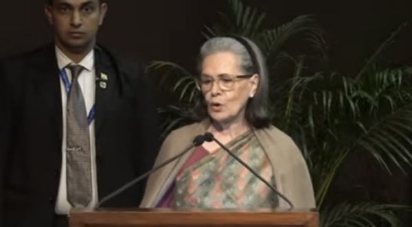 सोनिया गांधी ने मिशेल बेचेलेट को इंदिरा गांधी शांति, निरस्त्रीकरण और विकास पुरस्कार दिया सोनिया गांधी ने मिशेल बेचेलेट को इंदिरा गांधी शांति, निरस्त्रीकरण और विकास पुरस्कार दिया