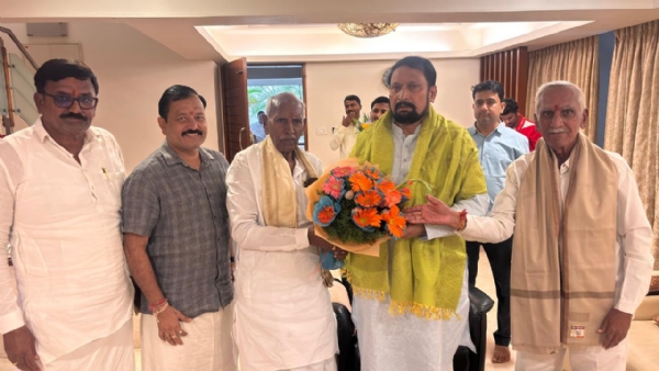 ಸಹಕಾರ ಸಚಿವ ಲಕ್ಷ್ಮಣ ಸವದಿಯವರಿಗೆ ಗೌರವ ಸಮರ್ಪಣೆ