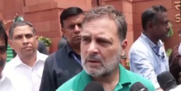 संसद भवन परिसर में पत्रकारों से बात करते राहुल गांधी।