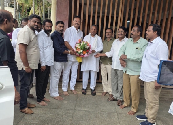 ಸಮಾಜ ಕಲ್ಯಾಣ ಸಚಿವ ಕೆ.ಹೆಚ್.ಮುನಿಯಪ್ಪನವರನ್ನು ಕೋಲಾರ ಜಿಲ್ಲಾ ಕಾಂಗ್ರೆಸ್ ಅಧ್ಯಕ್ಷ ಲಕ್ಷಿನಾರಾಯಣ ಹಾಗೂ ಇತರ ಮುಖಂಡರು ಭೇಟಿ ಮಾಡಿ ಅಭಿನಂದಿಸಿದರು.