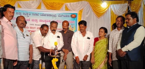 ಕೋಲಾರ ತಾಲ್ಲೂಕಿನ ಬೆಗ್ಲಿ ಹೊಸಹಳ್ಳಿ ಗ್ರಾಮದಲ್ಲಿ ಶಾಂತಿ ಸೌಹಾರ್ದ ಕ್ರೀಡೆ ಮತ್ತು ಸಾಂಸ್ಕೃತಿಕ ಸಂಸ್ಥೆಯ ಆಶ್ರಯದಲ್ಲಿ ಜಾನಪದ ಹಬ್ಬವನ್ನು ಎಂದು ನಿವೃತ್ತ ಮುಖ್ಯೋಪಾಧ್ಯಾಯ ಜಿ.ಶ್ರೀನಿವಾಸ್ ಉದ್ಘಾಟಿಸಿದರು. ಕೋಲಾರ ತಾಲ್ಲೂಕಿನ ಬೆಗ್ಲಿ ಹೊಸಹಳ್ಳಿ ಗ್ರಾಮದಲ್ಲಿ ಶಾಂತಿ ಸೌಹಾರ್ದ ಕ್ರೀಡೆ ಮತ್ತು ಸಾಂಸ್ಕೃತಿಕ ಸಂಸ್ಥೆಯ ಆಶ್ರಯದಲ್ಲಿ ಜಾನಪದ ಹಬ್ಬವನ್ನು ಎಂದು ನಿವೃತ್ತ ಮುಖ್ಯೋಪಾಧ್ಯಾಯ ಜಿ.ಶ್ರೀನಿವಾಸ್ ಉದ್ಘಾಟಿಸಿದರು.