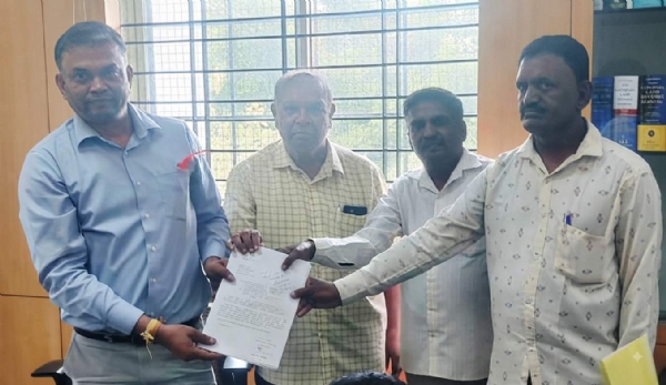 ಕ್ರಾಂತಿವೀರ ಸಂಗೊಳ್ಳಿ ರಾಯಣ್ಣನವರ ಜನ್ಮಜಯಂತಿ ಆಚರಿಸುವಂತೆ ಒತ್ತಾಯಿಸಿ ಮುಖ್ಯಮಂತ್ರಿಗಳಿಗೆ ಕೋಲಾರ ಜಿಲ್ಲಾಧಿಕಾರಿಗಳ ಮೂಲಕ ಕೆ.ಎನ್.ರವೀಂದ್ರನಾಥ್ ಹಾಗೂ ಇತರರು ಮನವಿ ಸಲ್ಲಿಸಿದರು.