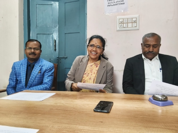 ಸೆಪ್ಟೆಂಬರ್ ತಿಂಗಳಿನಲ್ಲಿ ಕೋಲಾರದಲ್ಲಿ ನಡೆಯಲಿರುವ ಲೋಕ ಅದಾಲತ್ ಬಗ್ಗೆ ಕೋಲಾರ ಜಿಲ್ಲಾ ಮತ್ತು ಸೆಷನ್À್ಸ ನ್ಯಾಯಾಧೀಶರಾದ ಬಿ. ಜಯಶ್ರೀ ಪತ್ರಿಕಾಗೋಷ್ಠಿಯಲ್ಲಿ ಮಾಹಿತಿ ನೀಡಿದರು.