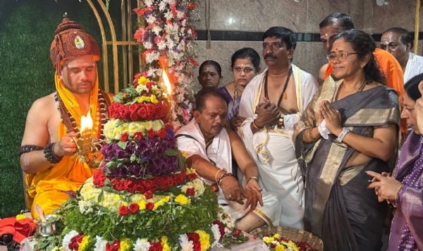 ನಾಗಲಾಪುರ ಮಠದ ಶ್ರೀ ತೇಜೇಶಲಿಂಗ ಶಿವಾಚಾರ್ಯ ಮಹಾಸ್ವಾಮಿಗಳು ಕೋಲಾರದಲ್ಲಿ ಶ್ರಾವಣ ಶಿವಸಂಜೆ ಕಾರ್ಯಕ್ರಮ ಆರಂಭಿಸಿದರು.