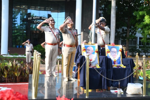ಪೊಲೀಸರು ಧ್ವಜ