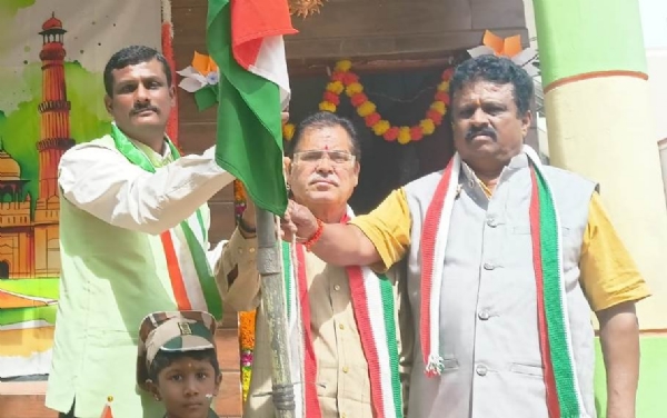 ಕೋಲಾರದ ಬಾಬಾ ವಿದ್ಯಾಸಂಸ್ಥೆಯಲ್ಲಿ ಎಂಬತ್ತನೇ ಸ್ವಾತಂತ್ರ್ಯ ದಿನಾಚರಣೆ ಆಚರಿಸಲಾಯಿತು. ಕೋಲಾರದ ಬಾಬಾ ವಿದ್ಯಾಸಂಸ್ಥೆಯಲ್ಲಿ ಎಂಬತ್ತನೇ ಸ್ವಾತಂತ್ರ್ಯ ದಿನಾಚರಣೆ ಆಚರಿಸಲಾಯಿತು.