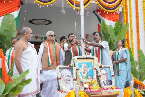 ಸಲೀಂ ಅಹ್ಮದ ಅವರಿಂದ ಧ್ವಜಾರೋಹಣ