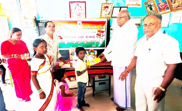 ಕೋಲಾರ ತಾಲ್ಲೂಕಿನ ಕುಡುವನಹಳ್ಳಿ ಗ್ರಾಮದಲ್ಲಿ ಸುವರ್ಣಭೂಮಿ ಕ್ರೀಡೆ ಮತ್ತು ಸಾಂಸ್ಕೃತಿಕ ಕಲಾ ಸಂಘದಿAದ ಸ್ವಾತಂತ್ರö್ಯ ದಿನಾಚರಣೆಯ ಅಂಗವಾಗಿ ವಿದ್ಯಾರ್ಥಿಗಳಿಗೆ ಕ್ರೀಡಾ ಸಾಮಾಗ್ರಿ ಮತ್ತು ನೋಟ್ ಪುಸ್ತಕ ವಿತರಿಸಲಾಯಿತು. ಕೋಲಾರ ತಾಲ್ಲೂಕಿನ ಕುಡುವನಹಳ್ಳಿ ಗ್ರಾಮದಲ್ಲಿ ಸುವರ್ಣಭೂಮಿ ಕ್ರೀಡೆ ಮತ್ತು ಸಾಂಸ್ಕೃತಿಕ ಕಲಾ ಸಂಘದಿAದ ಸ್ವಾತಂತ್ರö್ಯ ದಿನಾಚರಣೆಯ ಅಂಗವಾಗಿ ವಿದ್ಯಾರ್ಥಿಗಳಿಗೆ ಕ್ರೀಡಾ ಸಾಮಾಗ್ರಿ ಮತ್ತು ನೋಟ್ ಪುಸ್ತಕ ವಿತರಿಸಲಾಯಿತು.