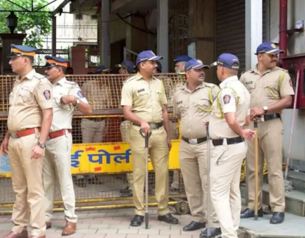 फोटो: नौसैनिक के घर से बरामद शवों की तहकीकात करती पुलिस