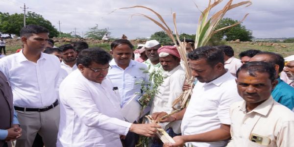 ಹೊರ್ತಿ ಸೇರಿದಂತೆ ಬರಪೀಡಿತ ಗ್ರಾಮಗಳಿಗೆ ಸಚಿವ ಎಂ.ಬಿ. ಪಾಟೀಲ ಭೇಟಿ