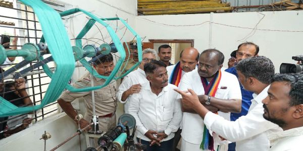 ಕೈಮಗ್ಗ ಕೇಂದ್ರಕ್ಕೆ ಕೇಂದ್ರ ಸಚಿವ ಎಚ್.ಡಿ. ಕುಮಾರಸ್ವಾಮಿ ಭೇಟಿ
