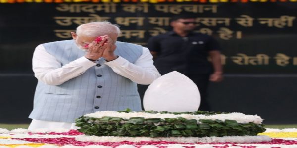 ವಾಜಪೇಯಿ ಪುಣ್ಯತಿಥಿ:ಸದೈವ ಅಟಲ್’ಗೆ ಪ್ರಧಾನಿ ಮೋದಿ ಭೇಟಿ, ಗೌರವ ನಮನ