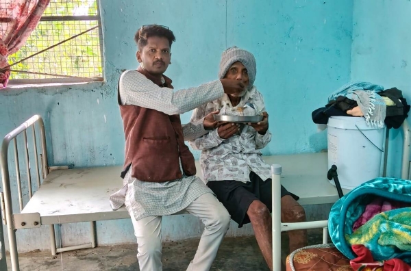 ಮಾಲೂರು ನಗರದಲ್ಲಿ ಗಾನಸುಧ ಕಲಾ ಸಂಘದ ಅಧ್ಯಕ್ಷ ಗೌತಮ್ ಹಿರಿಯ ನಾಗರೀಕರಿಗೆ ಬೆಳಗಿನ ಉಪಹಾರ ನೀಡಿದರು.