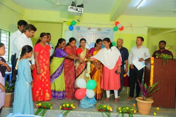 ಕೋಲಾರದ ಬೆಂಗಳೂರು ಉತ್ತರ ವಿಶ್ವಾವಿದ್ಯಾಲಯದಿಂದ ಶ್ರೀನಿವಾಸಪುರ ಸರ್ಕಾರಿ ಪ್ರಥಮ ದರ್ಜೆ ಕಾಲೇಜಿನಲ್ಲಿ ಪಿಎಂ ಉಷಾ ಯೋಜನೆಯಡಿಯಲ್ಲಿ ವಿದ್ಯಾರ್ಥಿಗಳಿಗಾಗಿ ಆಯೋಜಿಸಿದ್ದ ಕಾರ್ಯಕ್ರಮಗಳನ್ನು ಶ್ರಿನಿವಾಸಪುರ ಪ್ರಥಮ ದರ್ಜೆ ಕಾಲೇಜು ಪ್ರಾಂಶುಪಾಲರಾದ ಪ್ರೊ.ಬಿ.ಪುಷ್ಪ ಉದ್ಘಾಟಿಸಿದರು.