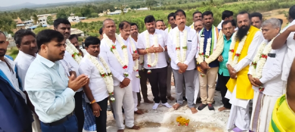 ಕೋಲಾರ ತಾಲ್ಲೂಕಿನ ಮದ್ದೇರಿ ಗ್ರಾಮದ ಆಂಜನೇಯಸ್ವಾಮಿ ಬೆಟ್ಟಕ್ಕೆ ಮೆಟ್ಟಿಲು ನಿರ್ಮಿಸಲು ಶಾಸಕ ಕೊತ್ತೂರು ಮಂಜುನಾಥ್ ಹಾಗೂ ಇತರರು ಗುದ್ದಲಿ ಪೂಜೆ ನೆರವೇರಿಸಿದರು.