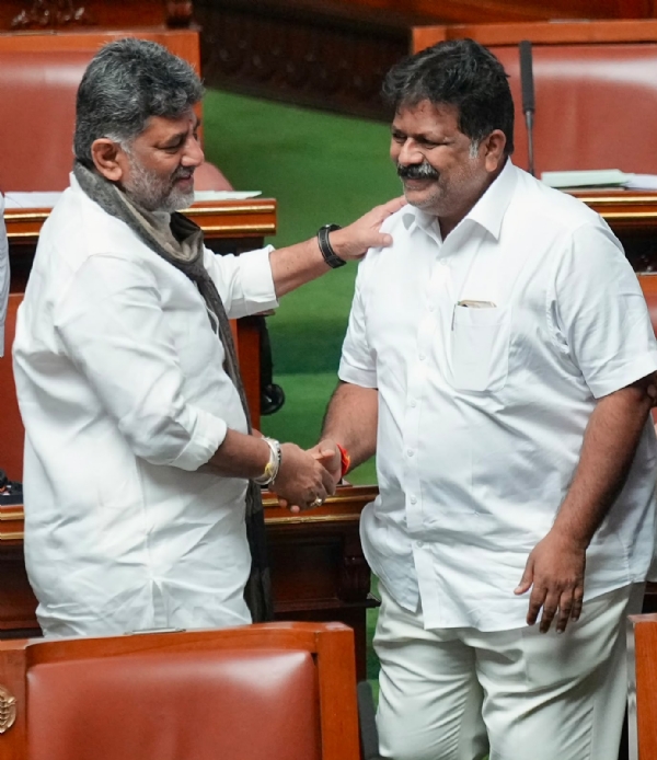 ಉಪ ಸಭಾಧ್ಯಕ್ಷರನ್ನು ಅಭಿನಂದಿಸಿದ ಮುಖ್ಯಮಂತ್ರಿ ಉಪ ಸಭಾಧ್ಯಕ್ಷರನ್ನು ಅಭಿನಂದಿಸಿದ ಮುಖ್ಯಮಂತ್ರಿ