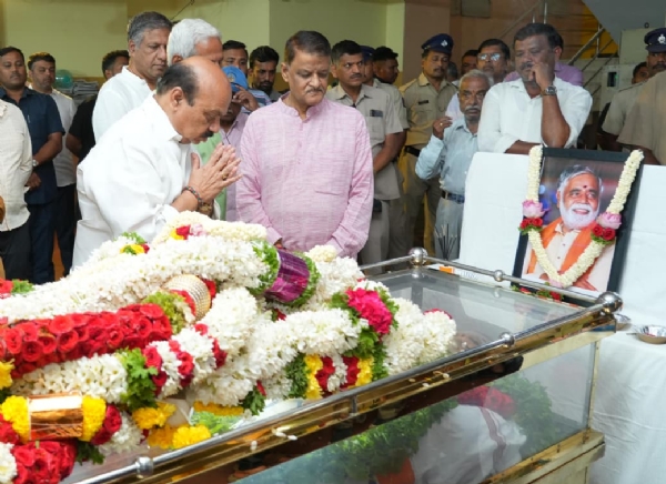 ಬಿ.ಸಿ.ನಾಗೇಶ ಪಾರ್ಥಿವ ಶರೀರದ ಅಂತಿಮ ದರ್ಶನ ಪಡೆದ ಬೊಮ್ಮಾಯಿ