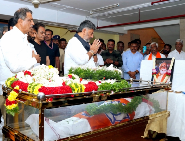 ಬಿ.ಸಿ. ನಾಗೇಶ್ ಅವರಿಗೆ ಸಿಎಂ ಡಿ.ಕೆ. ಶಿವಕುಮಾರ್ ಅಂತಿಮ ನಮನ ಬಿ.ಸಿ. ನಾಗೇಶ್ ಅವರಿಗೆ ಸಿಎಂ ಡಿ.ಕೆ. ಶಿವಕುಮಾರ್ ಅಂತಿಮ ನಮನ